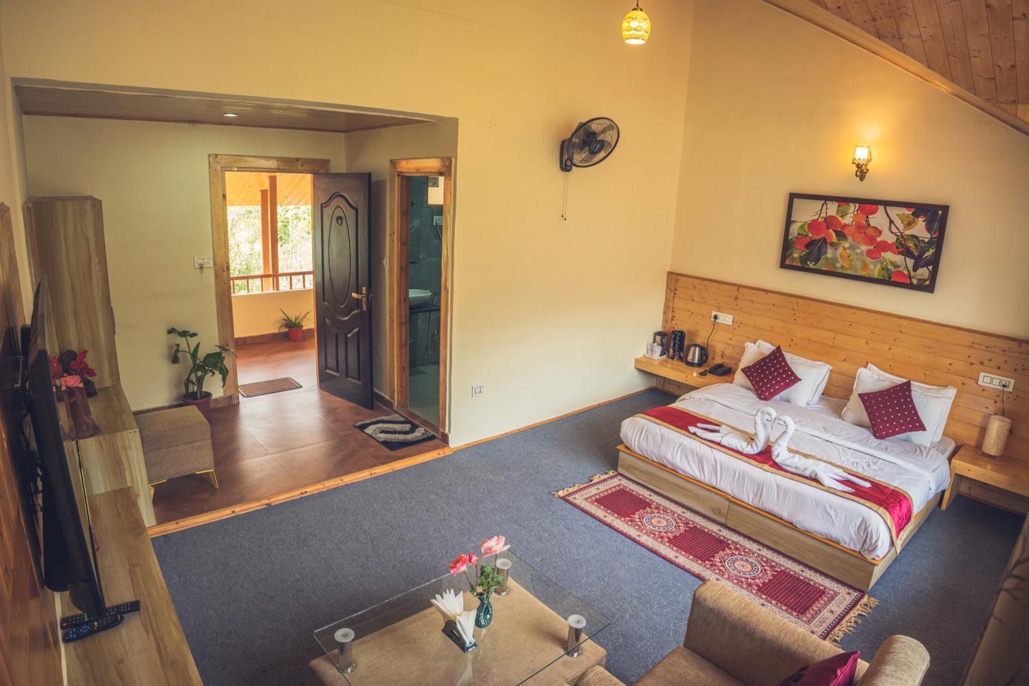 Persimmon Farmstead, Manali